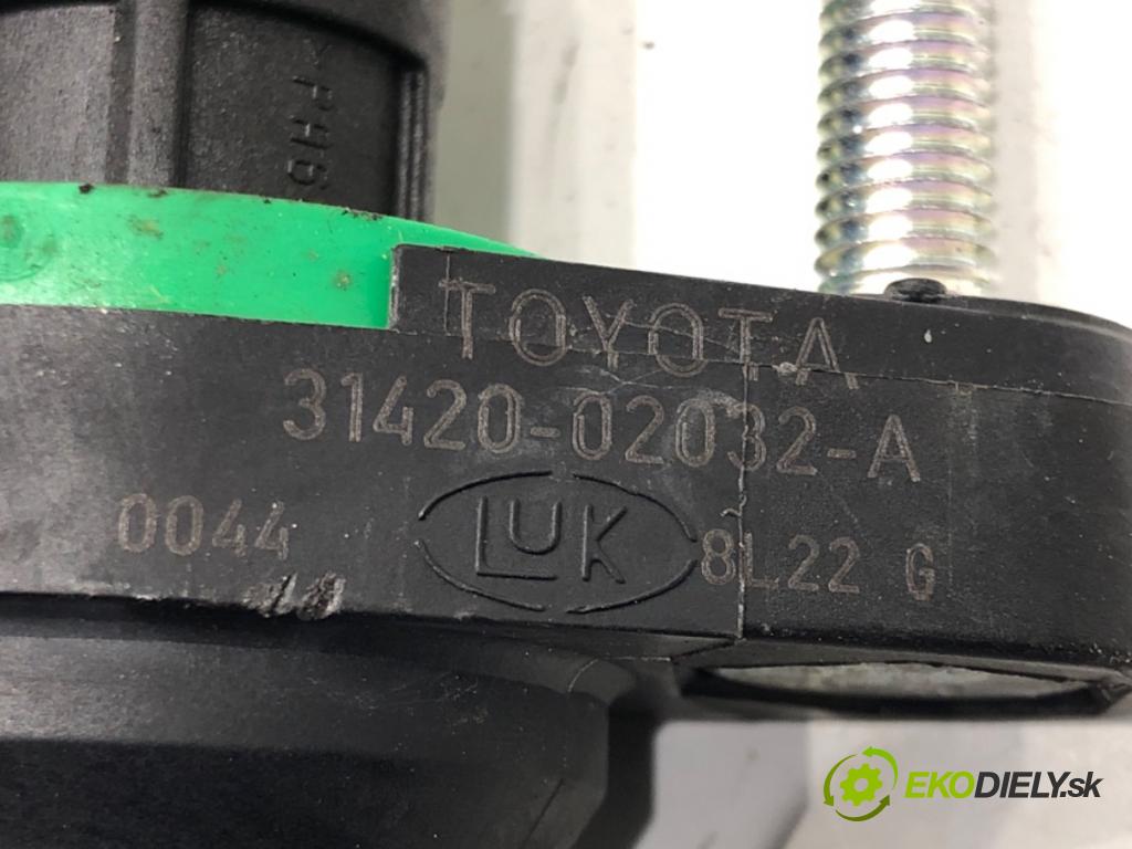 TOYOTA COROLLA sedan (_E18_, ZRE1_) 2013 - 2019    1.6 (ZRE181_) 97 kW [132 KM] benzyna 2013 - 2018  Spojkový valec pumpa spojky 31420-02032 (Valce a ložiská)