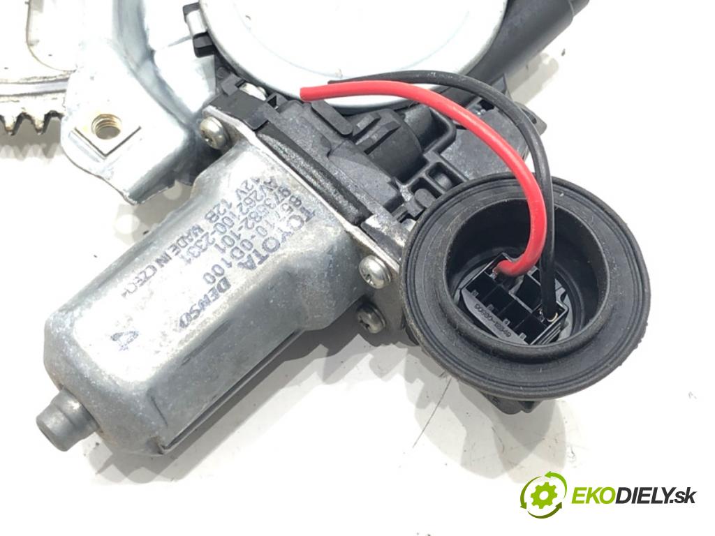 TOYOTA COROLLA sedan (_E18_, ZRE1_) 2013 - 2019    1.6 (ZRE181_) 97 kW [132 KM] benzyna 2013 - 2018  mechanismus okna pravý přední část 69810-02530