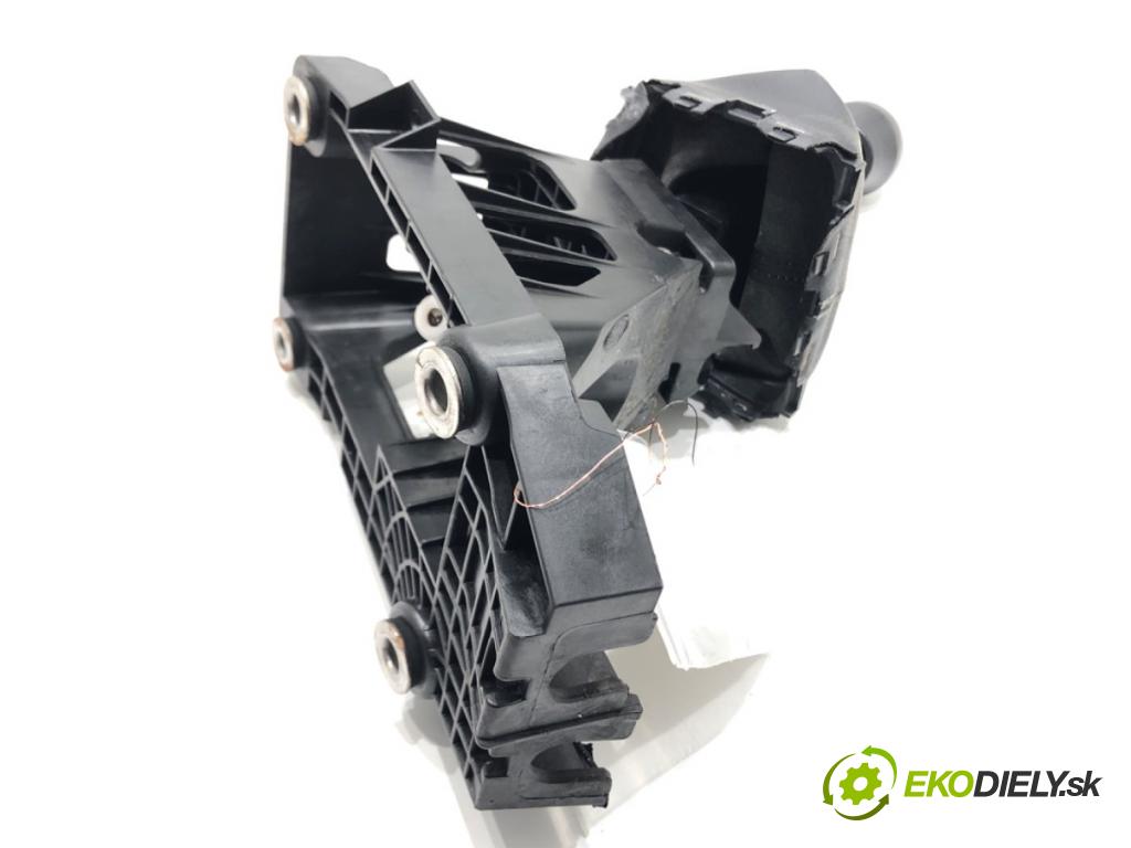 TOYOTA COROLLA sedan (_E18_, ZRE1_) 2013 - 2019    1.6 (ZRE181_) 97 kW [132 KM] benzyna 2013 - 2018  Kulisa 112102401 (Rýchlostné páky / kulisy)