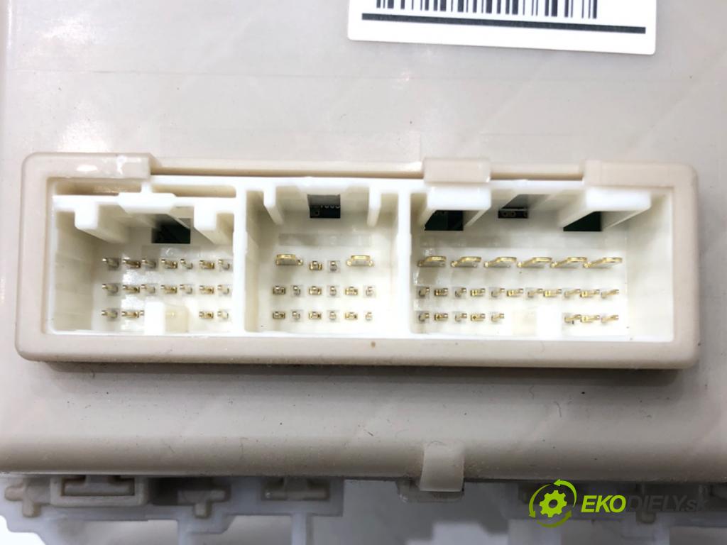 TOYOTA AURIS (_E15_) 2006 - 2012    1.6 (ZRE151_) 97 kW [132 KM] benzyna 2009 - 2012  modul BSI 82730-02J60-A (Pojistkové skříňky)