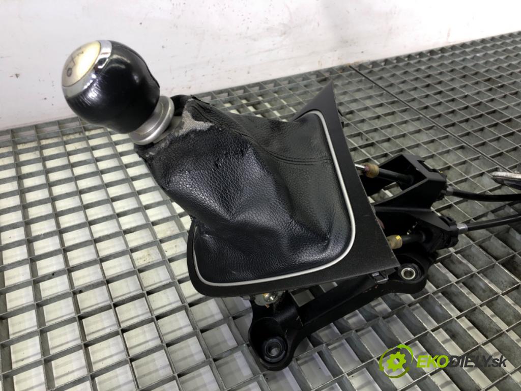 TOYOTA AURIS (_E15_) 2006 - 2012    1.6 (ZRE151_) 97 kW [132 KM] benzyna 2009 - 2012  Kulisa 33530-02240-00 (Rýchlostné páky / kulisy)