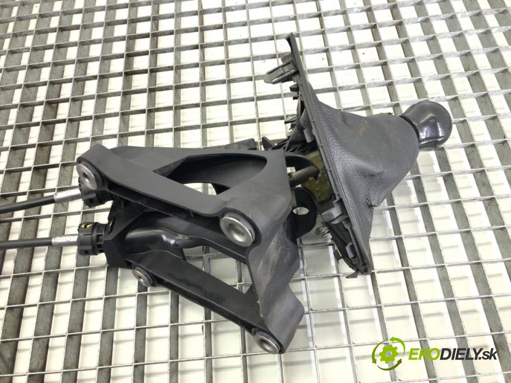 TOYOTA AURIS (_E15_) 2006 - 2012    1.6 (ZRE151_) 97 kW [132 KM] benzyna 2009 - 2012  Kulisa 33530-02240-00 (Rýchlostné páky / kulisy)