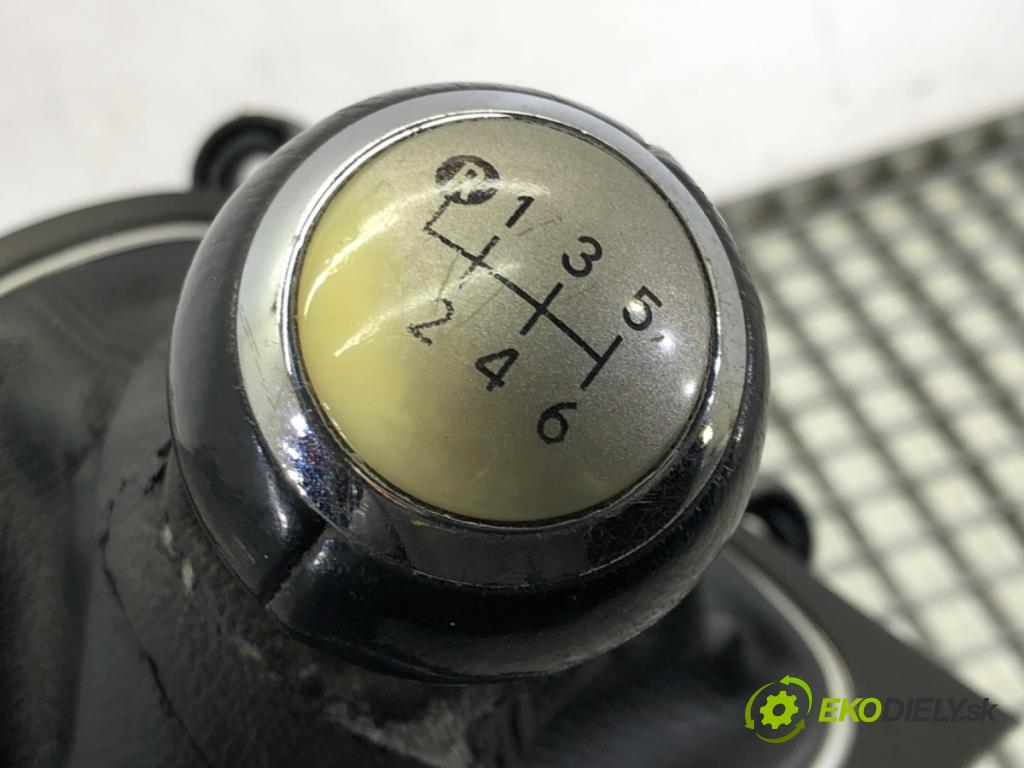 TOYOTA AURIS (_E15_) 2006 - 2012    1.6 (ZRE151_) 97 kW [132 KM] benzyna 2009 - 2012  Kulisa 33530-02240-00 (Rýchlostné páky / kulisy)