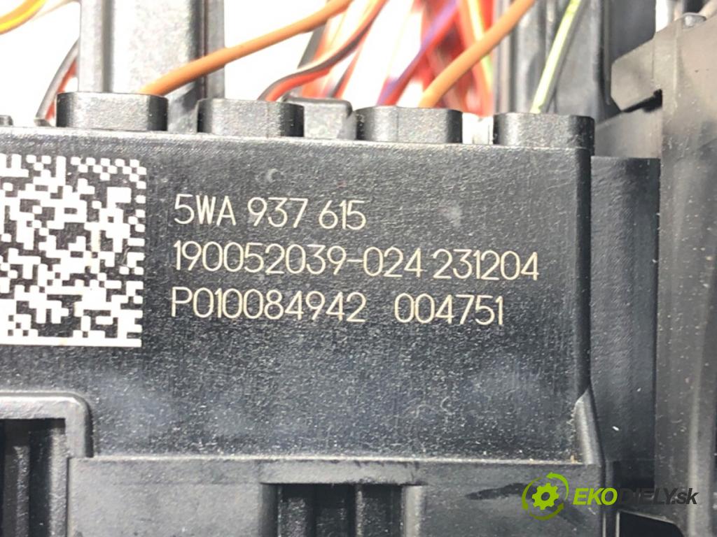 SKODA SUPERB IV Kombi (NZ5) 2023 -    2.0 TDI 110 kW [150 KM] olej napędowy 2023 -  skříňka poistková 5WA937615 (Pojistkové skříňky)