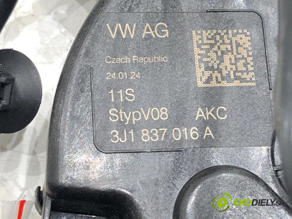 SKODA SUPERB IV Kombi (NZ5) 2023 -    2.0 TDI 110 kW [150 KM] olej napędowy 2023 -  zámok dveře pravý přední část 3J1837016A