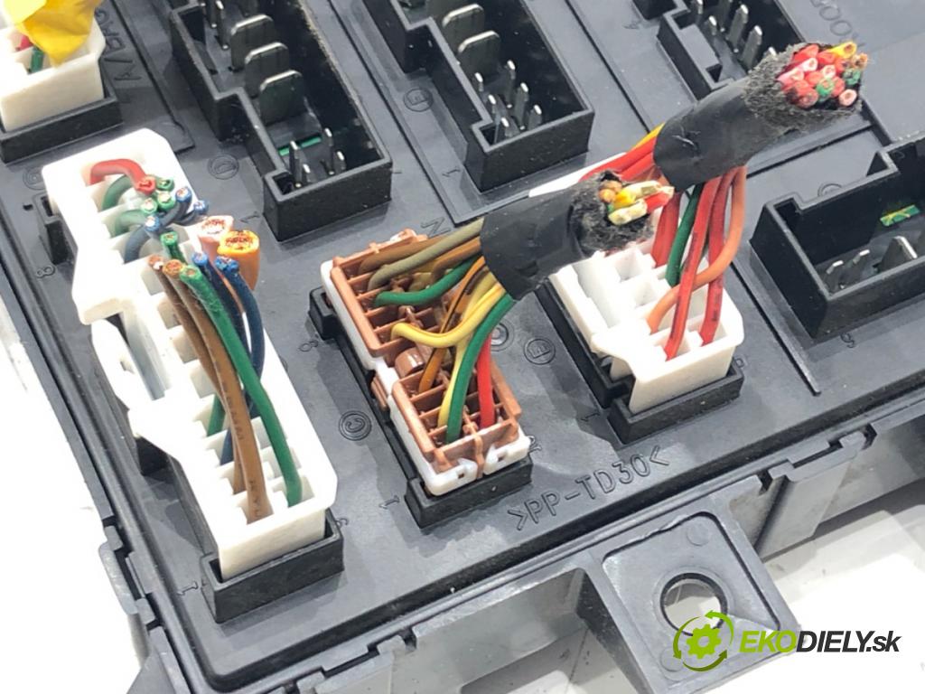 KIA SPORTAGE II (JE_, KM) 2004 - 2022    2.0 16V 4WD 104 kW [141 KM] benzyna 2004 - 2022  skříňka poistková 91950-1F510 (Pojistkové skříňky)