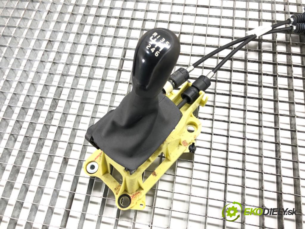 VOLVO C30 (533) 2006 - 2013    1.6 D2 84 kW [115 KM] olej napędowy 2010 - 2012  Kulisa 31259781 (Rýchlostné páky / kulisy)