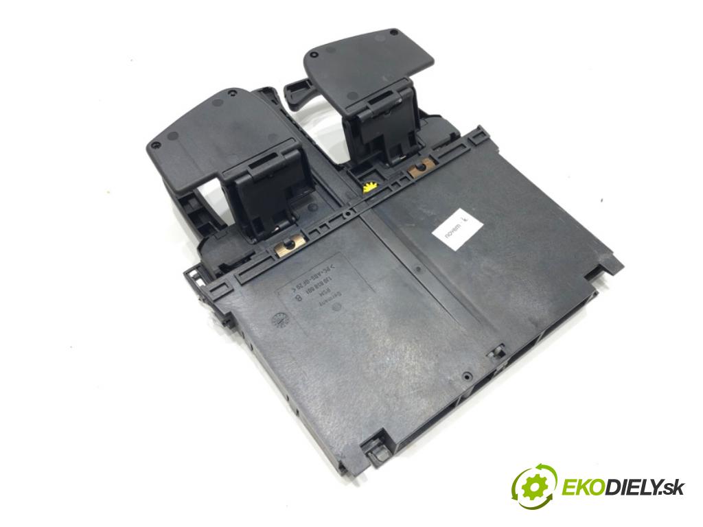 VW GOLF IV (1J1) 1997 - 2008    ---  Držiak na nápoje 1J0858601B (Úchyty, držiaky na nápoje)