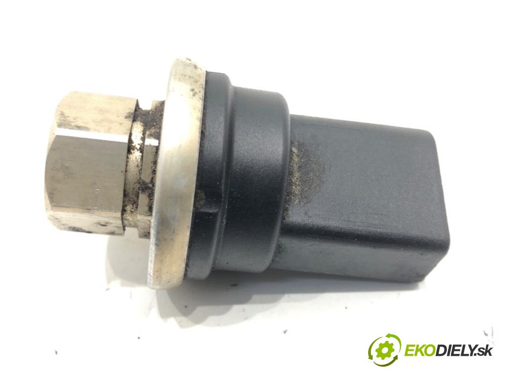 AUDI A4 B6 (8E2) 2000 - 2005    2.0 96 kW [130 KM] benzyna 2000 - 2004  snímač klimatizace 8Z0959126 (Snímače)