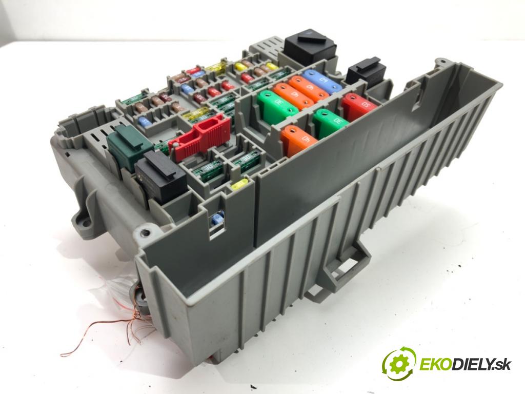 BMW 3 coupe (E92) 2005 - 2013    330 i 200 kW [272 KM] benzyna 2006 - 2010  skříňka poistková 6906622 (Pojistkové skříňky)