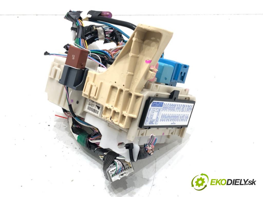 TOYOTA YARIS (_P9_) 2005 - 2014    1.3 VVT-i (SCP90_) 64 kW [87 KM] benzyna 2005 - 2010  modul BSI 82730-52700 (Pojistkové skříňky)