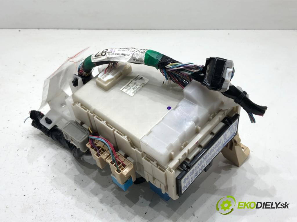 TOYOTA YARIS (_P9_) 2005 - 2014    1.3 VVT-i (SCP90_) 64 kW [87 KM] benzyna 2005 - 2010  modul BSI 82730-52700 (Pojistkové skříňky)