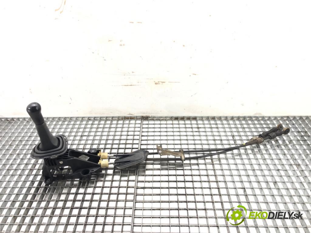 TOYOTA YARIS (_P9_) 2005 - 2014    1.3 VVT-i (SCP90_) 64 kW [87 KM] benzyna 2005 - 2010  Kulisa 33530-0D040 (Rýchlostné páky / kulisy)