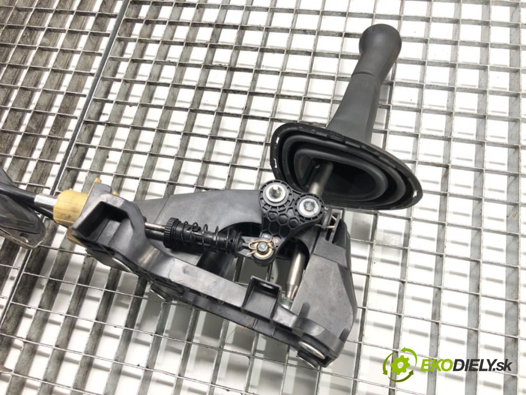 TOYOTA YARIS (_P9_) 2005 - 2014    1.3 VVT-i (SCP90_) 64 kW [87 KM] benzyna 2005 - 2010  Kulisa 33530-0D040 (Rýchlostné páky / kulisy)