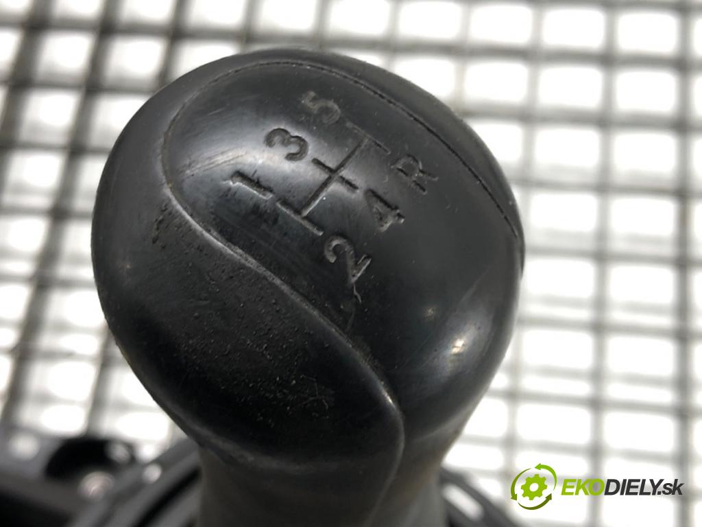 TOYOTA YARIS (_P9_) 2005 - 2014    1.3 VVT-i (SCP90_) 64 kW [87 KM] benzyna 2005 - 2010  Kulisa 33530-0D040 (Rýchlostné páky / kulisy)