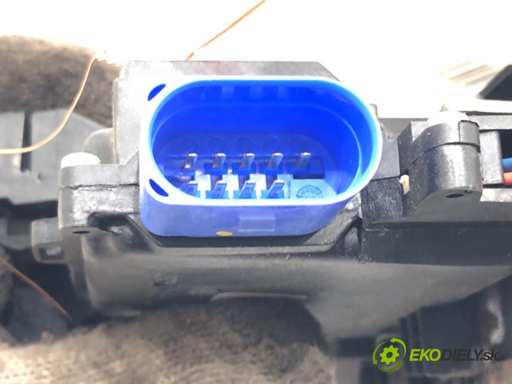 VW TOUAREG (7LA, 7L6, 7L7) 2002 - 2013    3.0 TDI 155 kW [211 KM] olej napędowy 2006 - 2010  zámok dveře pravý přední část 3D1837016AC