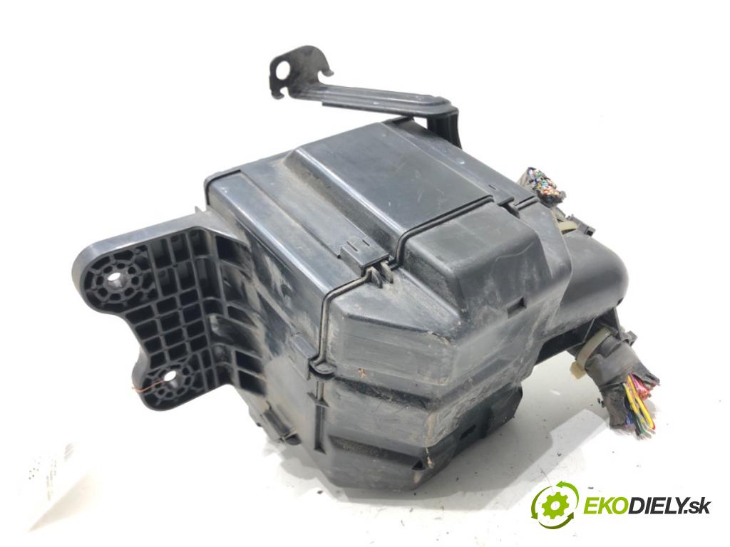 SUZUKI GRAND VITARA II (JT, TE, TD) 2005 - 2022    2.0 Napęd na wszystkie koła (TD54, JB420) 103 kW [140 KM] benzyna 2005 - 2015  skříňka poistková  (Pojistkové skříňky)