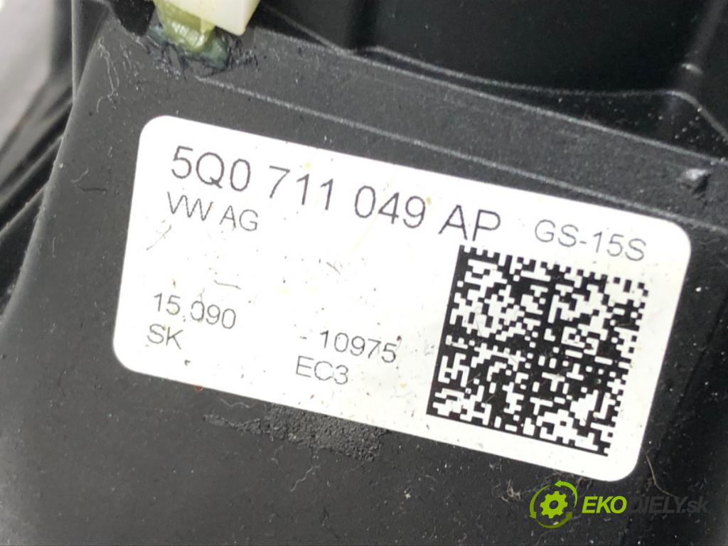 SEAT LEON (5F1) 2012 - 2022    1.6 TDI 77 kW [105 KM] olej napędowy 2012 - 2022  Kulisa 5Q0711049AP (Rýchlostné páky / kulisy)