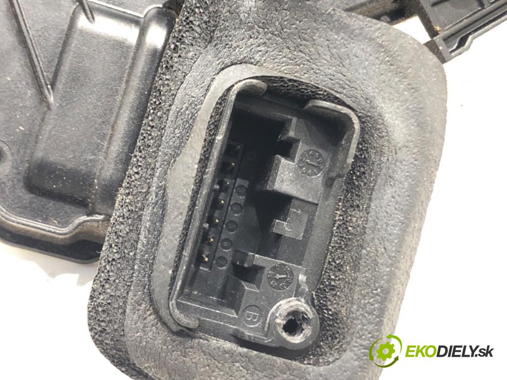 SEAT LEON (5F1) 2012 - 2022    1.6 TDI 77 kW [105 KM] olej napędowy 2012 - 2022  zámok dveře pravý přední část 5K1837016E