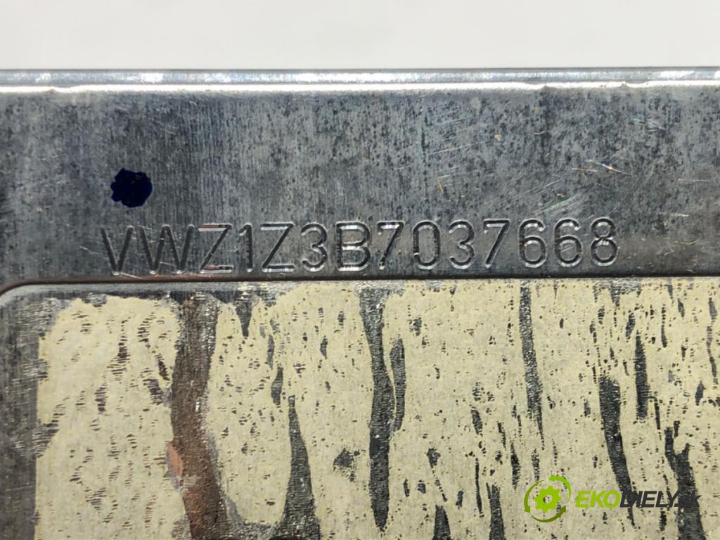 VW PASSAT B5.5 (3B3) 2000 - 2005    1.8 T 20V 110 kW [150 KM] benzyna 2000 - 2005  RADIO  (Audio zariadenia)