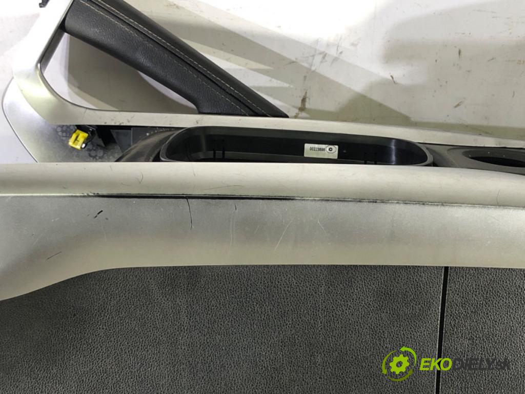 RENAULT KADJAR (HA_, HL_) 2015 - 2022    1.6 dCi 130 4x4 96 kW [130 KM] olej napędowy 2015 - 2022  Tunel stredový  (Stredový tunel / panel)