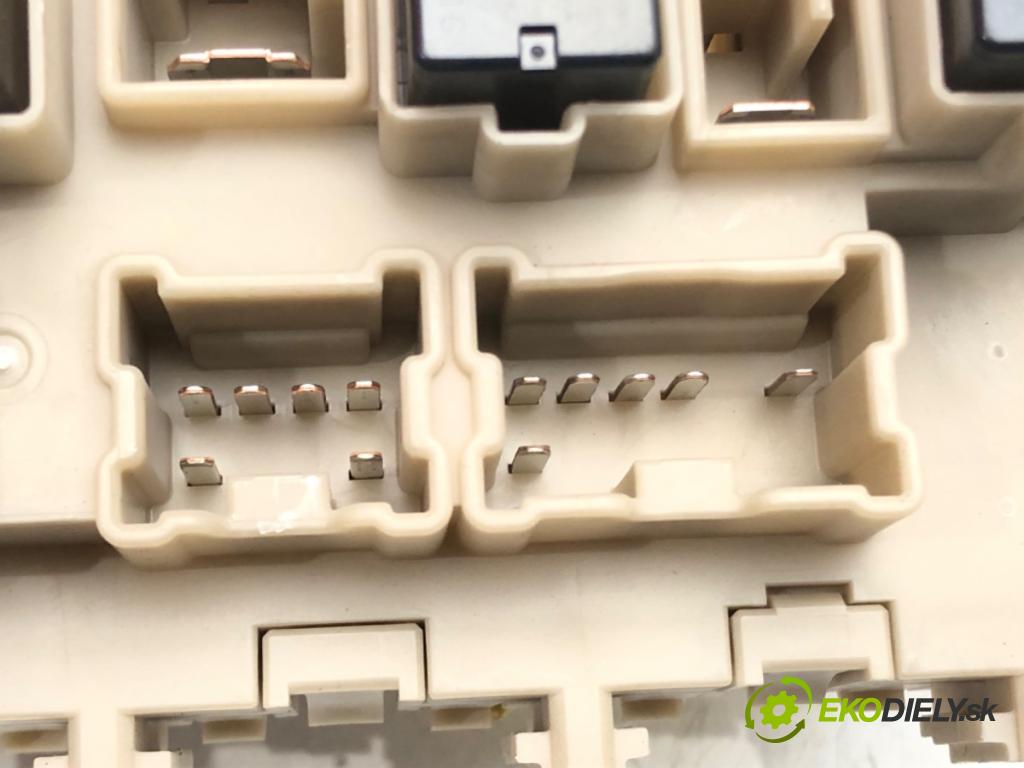 RENAULT KADJAR (HA_, HL_) 2015 - 2022    1.6 dCi 130 4x4 96 kW [130 KM] olej napędowy 2015 - 2022  skříňka poistková  (Pojistkové skříňky)