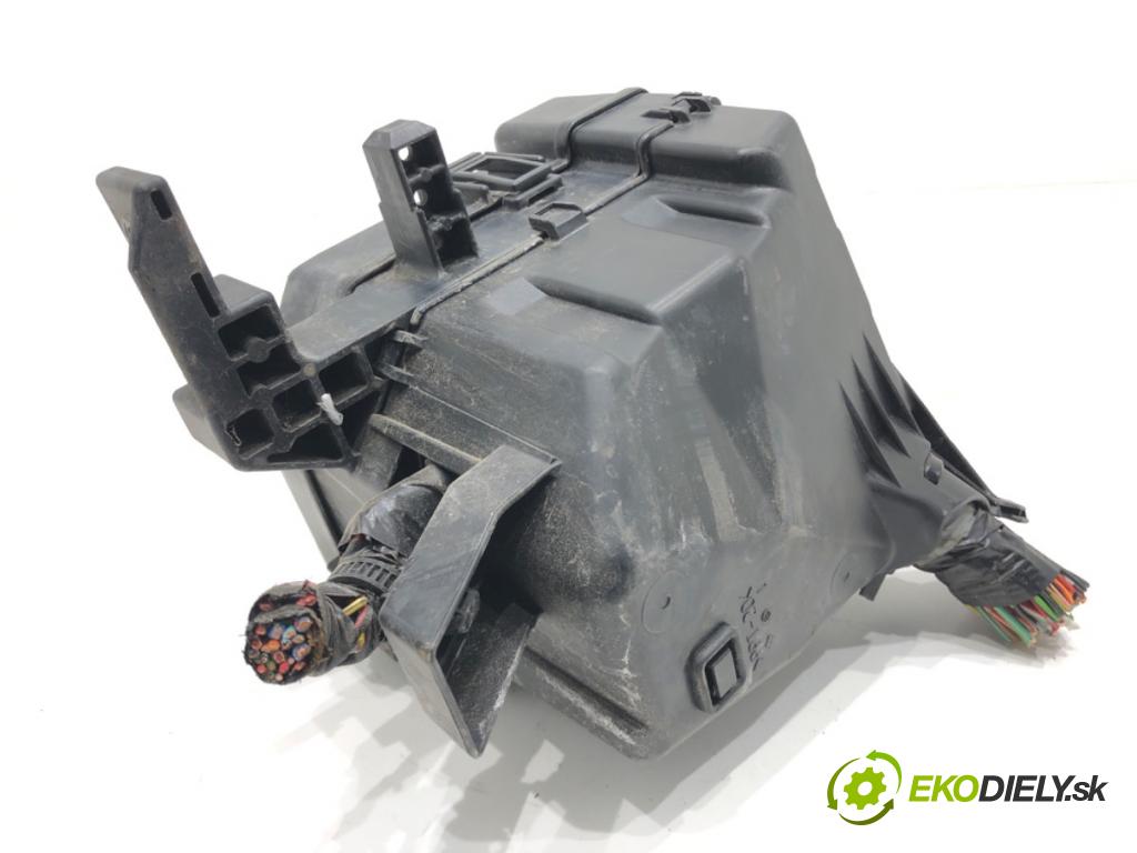 SUZUKI SWIFT III (MZ, EZ) 2005 - 2022    1.3 (RS 413) 68 kW [92 KM] benzyna 2005 - 2022  skříňka poistková  (Pojistkové skříňky)