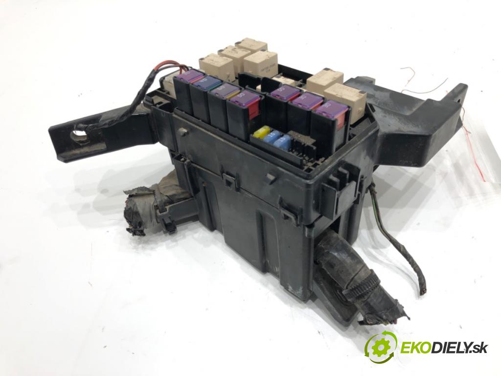 FIAT SEDICI (189_) 2006 - 2014    1.9 D Multijet 88 kW [120 KM] olej napędowy 2006 - 2011  skříňka poistková  (Pojistkové skříňky)