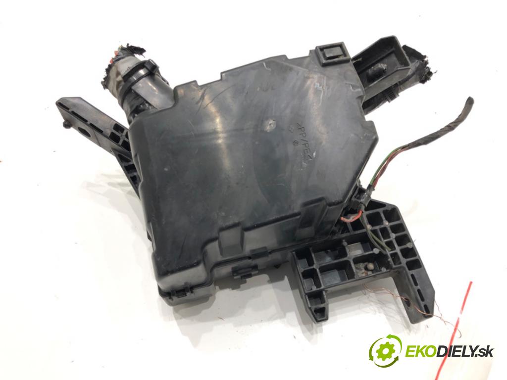 FIAT SEDICI (189_) 2006 - 2014    1.9 D Multijet 88 kW [120 KM] olej napędowy 2006 - 2011  skříňka poistková  (Pojistkové skříňky)