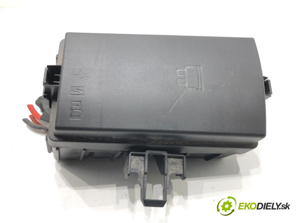 SKODA SUPERB III (3V3) 2015 - 2022    2.0 TDI 147 kW [200 KM] olej napędowy 2020 - 2022  skříňka poistková 5Q0907361D (Pojistkové skříňky)