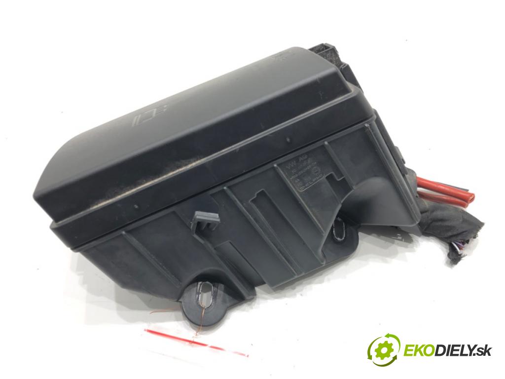 SKODA SUPERB III (3V3) 2015 - 2022    2.0 TDI 147 kW [200 KM] olej napędowy 2020 - 2022  skříňka poistková 5Q0907361D (Pojistkové skříňky)