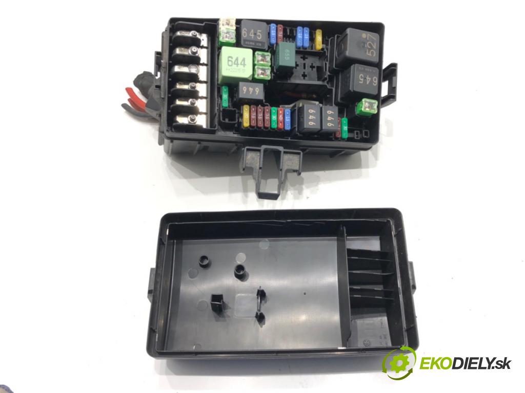 SKODA SUPERB III (3V3) 2015 - 2022    2.0 TDI 147 kW [200 KM] olej napędowy 2020 - 2022  skříňka poistková 5Q0907361D (Pojistkové skříňky)