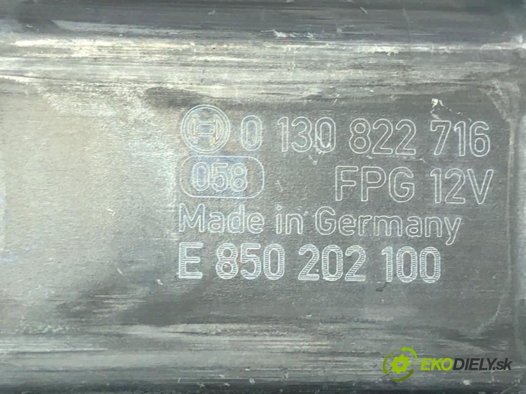 SKODA SUPERB III (3V3) 2015 - 2022    2.0 TDI 147 kW [200 KM] olej napędowy 2020 - 2022  mechanismus okna pravý přední část 3V0837462A