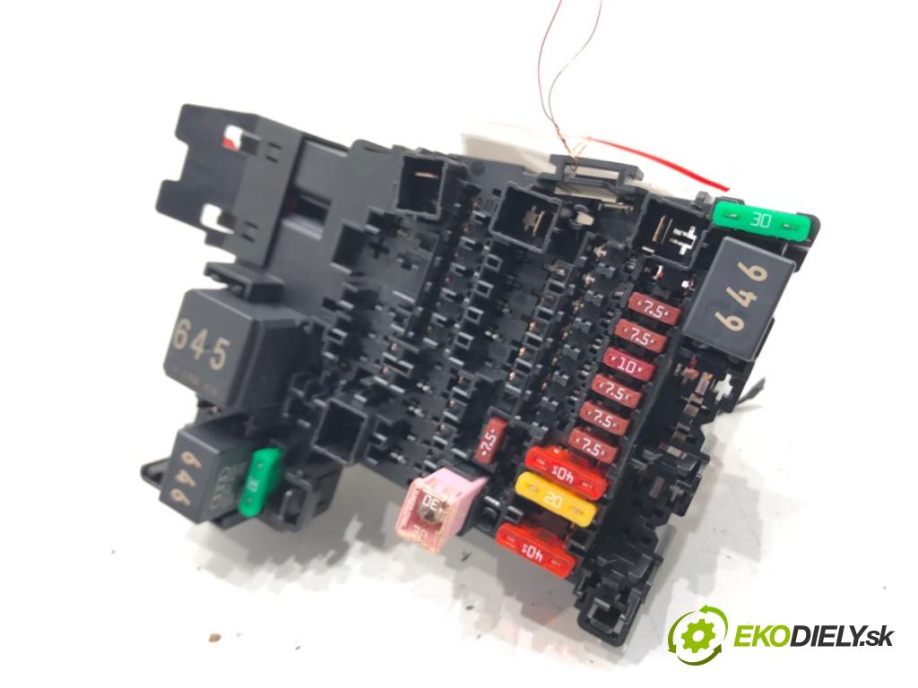 SKODA SUPERB III (3V3) 2015 - 2022    2.0 TDI 147 kW [200 KM] olej napędowy 2020 - 2022  skříňka poistková 5Q0937615C (Pojistkové skříňky)
