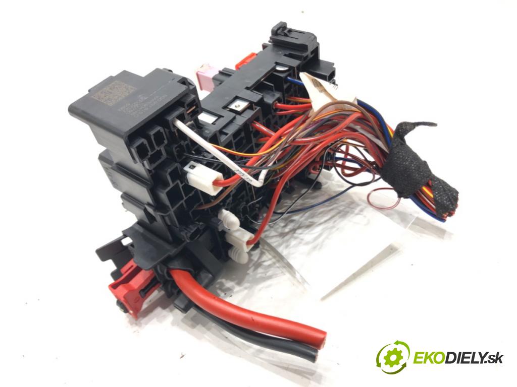 SKODA SUPERB III (3V3) 2015 - 2022    2.0 TDI 147 kW [200 KM] olej napędowy 2020 - 2022  skříňka poistková 5Q0937615C (Pojistkové skříňky)