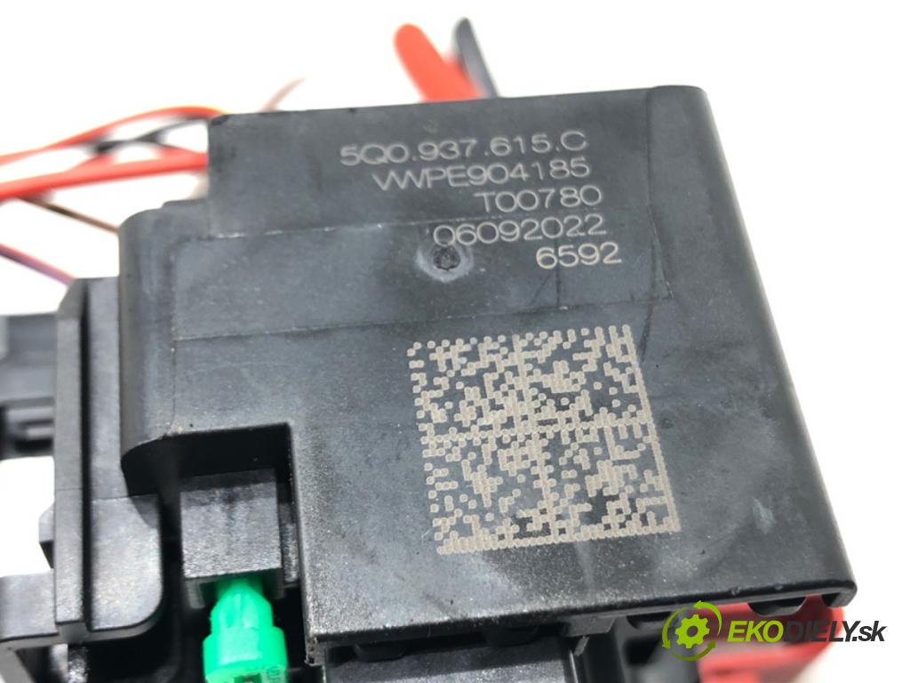 SKODA SUPERB III (3V3) 2015 - 2022    2.0 TDI 147 kW [200 KM] olej napędowy 2020 - 2022  skříňka poistková 5Q0937615C (Pojistkové skříňky)