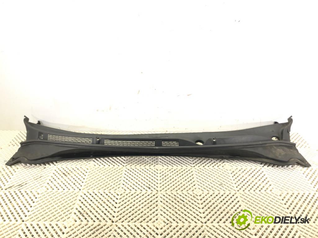 HYUNDAI i40 I Kombi Van (VF) 2011 - 2022    1.7 CRDI 85 kW [116 KM] olej napędowy 2015 - 2022  Torpédo, plast pod čelné okno  (Torpéda)