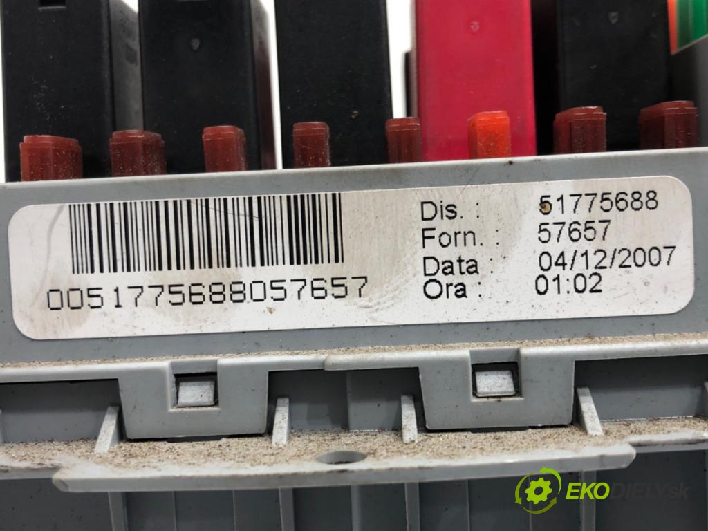 FIAT BRAVO II (198_) 2006 - 2022    1.9 D Multijet (198AXC1B) 110 kW [150 KM] olej napędowy 2007 - 2014  skříňka poistková 51775688 (Pojistkové skříňky)