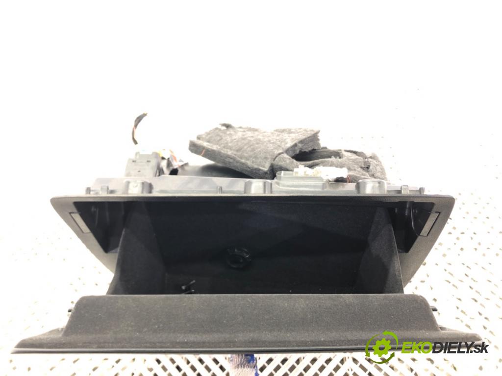 AUDI Q3 (8UB, 8UG) 2011 - 2018    2.0 TDI 130 kW [177 KM] olej napędowy 2011 - 2015  Priehradka, kastlík spolujazdca 8U1857035B (Priehradky, kastlíky)