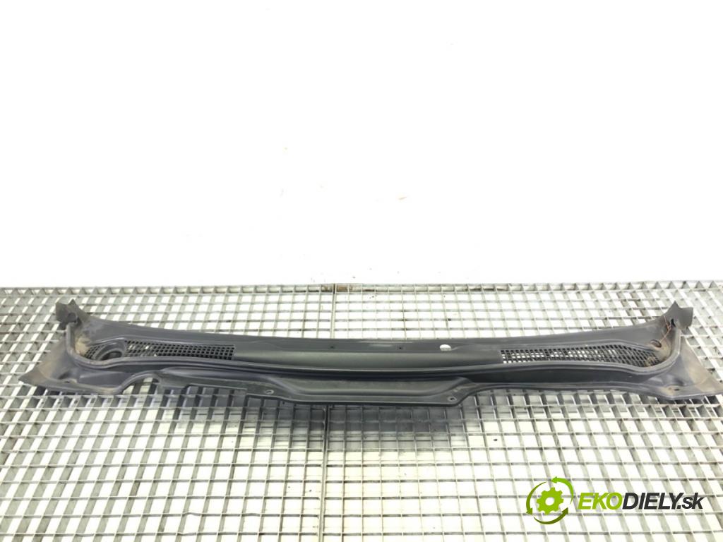 VOLVO V50 (545) 2003 - 2012    2.0 D 100 kW [136 KM] olej napędowy 2004 - 2010  Torpédo, plast pod čelné okno 30716315 (Torpéda)