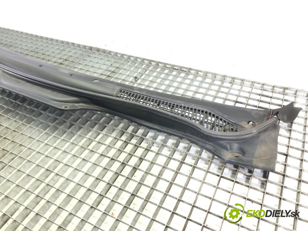 VOLVO V50 (545) 2003 - 2012    2.0 D 100 kW [136 KM] olej napędowy 2004 - 2010  Torpédo, plast pod čelné okno 30716315 (Torpéda)