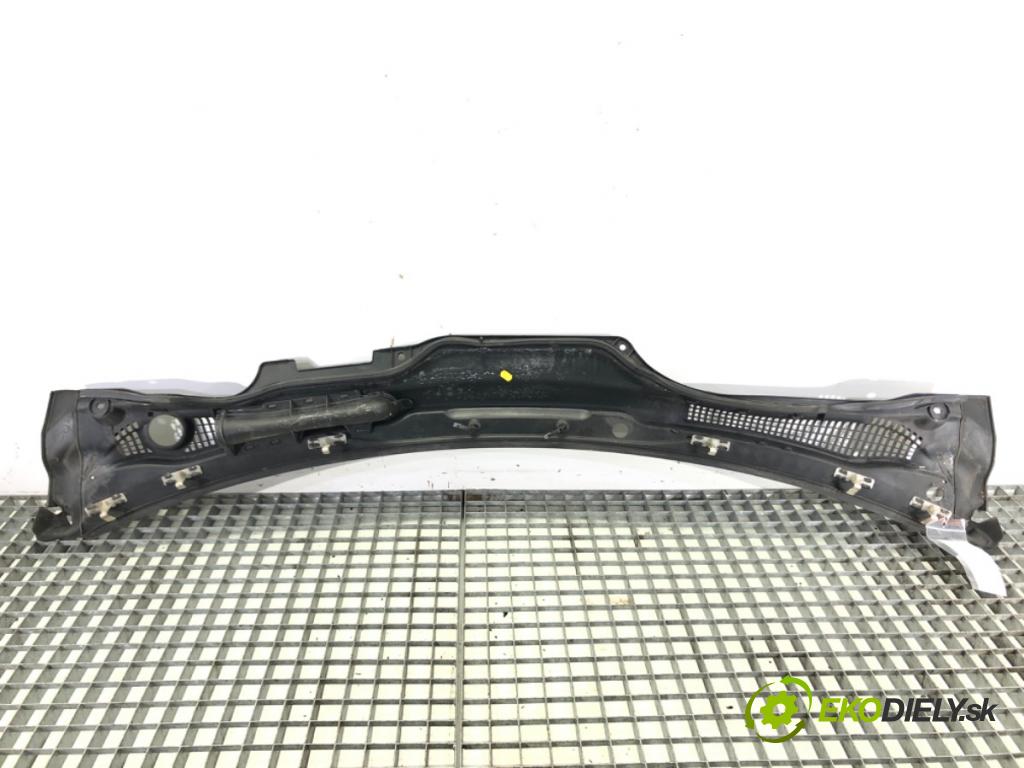 VOLVO V50 (545) 2003 - 2012    2.0 D 100 kW [136 KM] olej napędowy 2004 - 2010  Torpédo, plast pod čelné okno 30716315 (Torpéda)