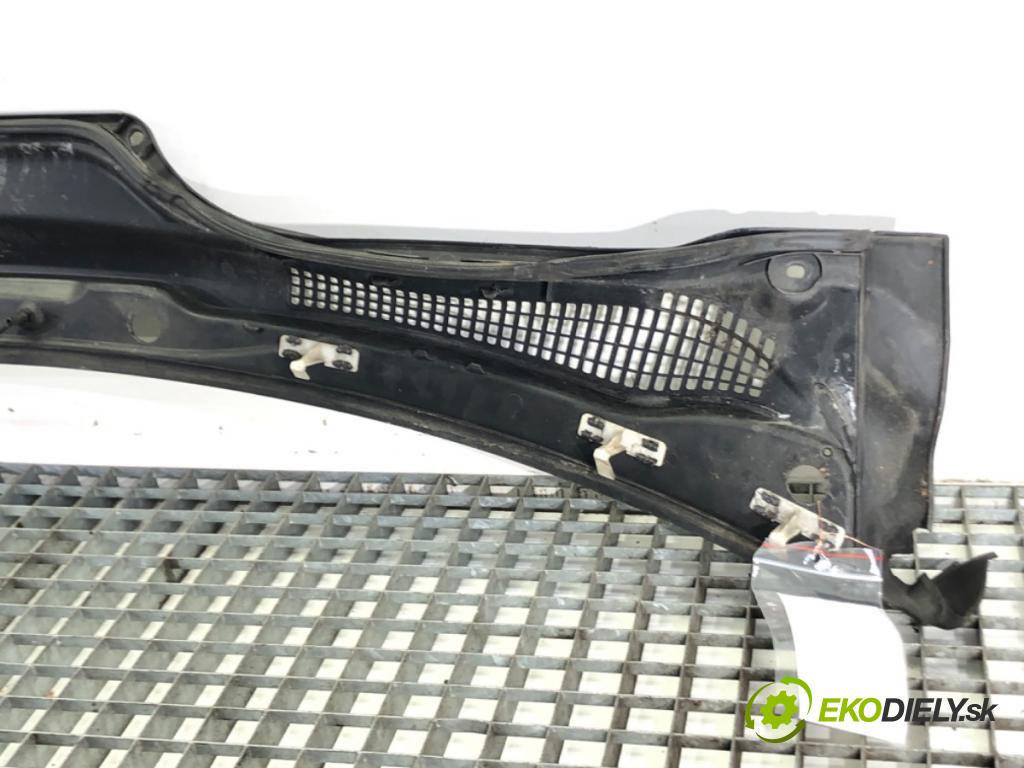 VOLVO V50 (545) 2003 - 2012    2.0 D 100 kW [136 KM] olej napędowy 2004 - 2010  Torpédo, plast pod čelné okno 30716315 (Torpéda)