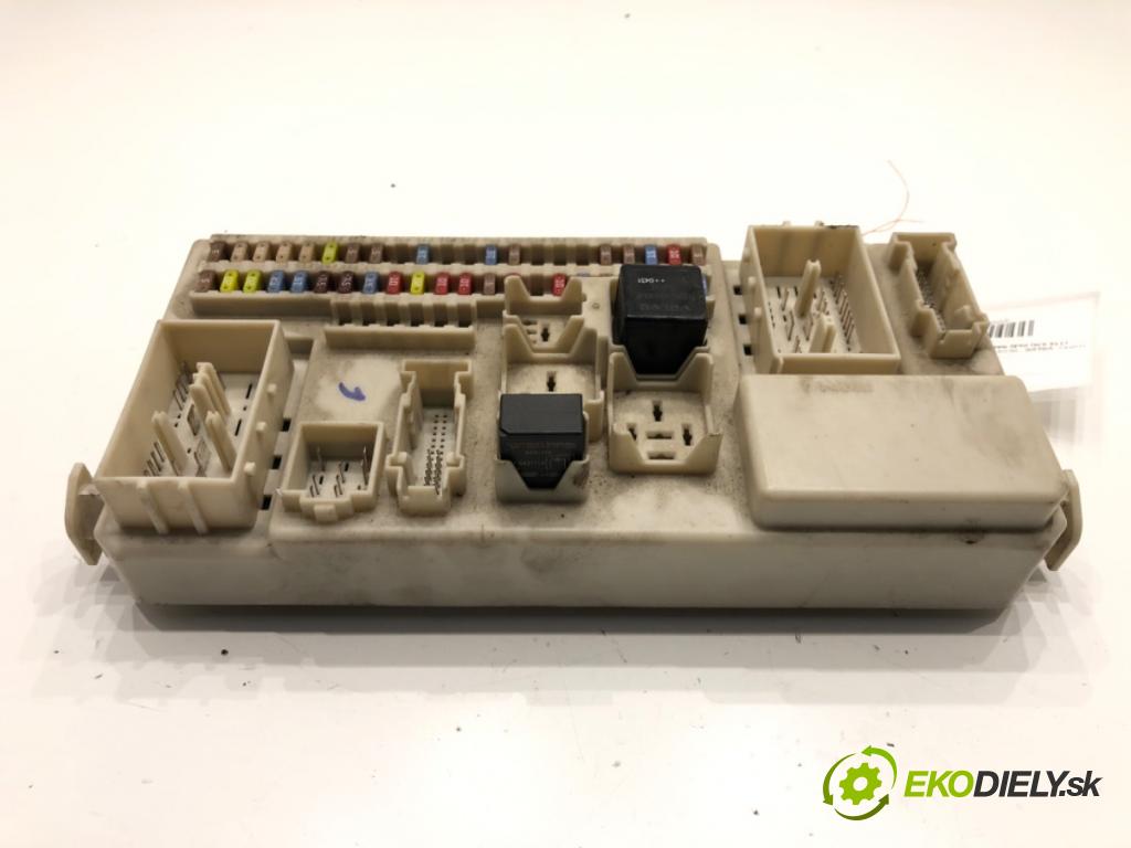 VOLVO V50 (545) 2003 - 2012    2.0 D 100 kW [136 KM] olej napędowy 2004 - 2010  modul BSI 8690719 (Pojistkové skříňky)