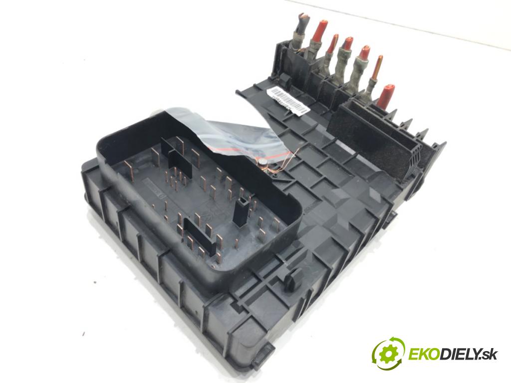 VW SCIROCCO III (137, 138) 2008 - 2017    2.0 TDI 125 kW [170 KM] olej napędowy 2009 - 2017  skříňka poistková 1K0937125D (Pojistkové skříňky)