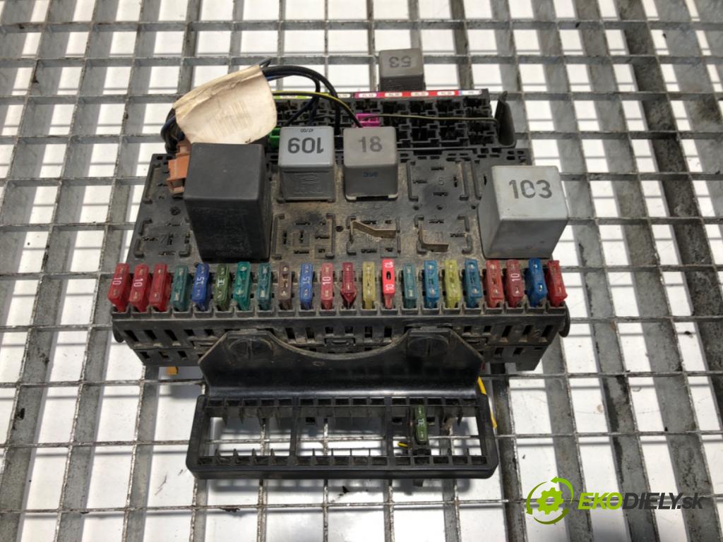 VW TRANSPORTER IV Skrzynia (70A, 70H, 7DA, 7DH) 1990 - 2003    2.5 TDI 75 kW [102 KM] olej napędowy 1995 - 2003  skříňka poistková  (Pojistkové skříňky)