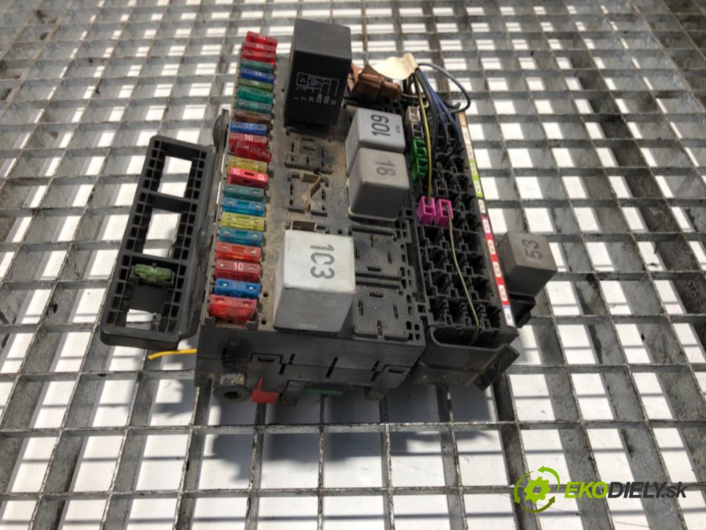 VW TRANSPORTER IV Skrzynia (70A, 70H, 7DA, 7DH) 1990 - 2003    2.5 TDI 75 kW [102 KM] olej napędowy 1995 - 2003  skříňka poistková  (Pojistkové skříňky)