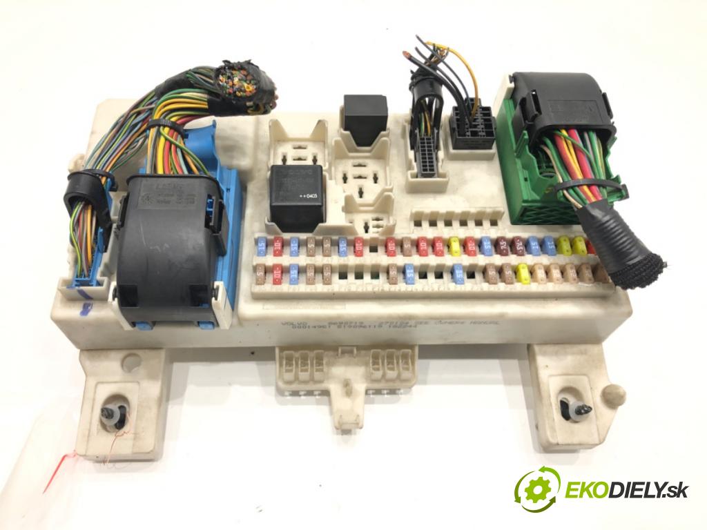 VOLVO V50 (545) 2003 - 2012    2.4 125 kW [170 KM] benzyna 2004 - 2010  skříňka poistková 8690719 (Pojistkové skříňky)