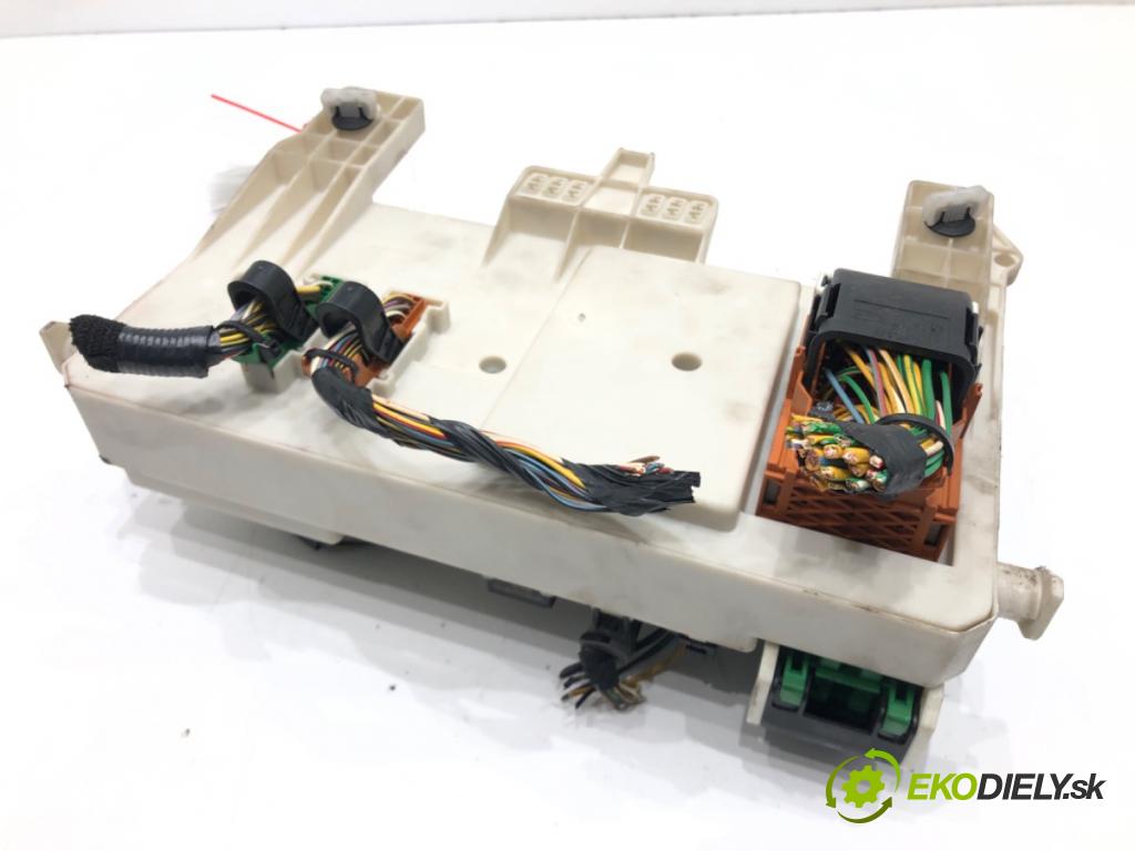 VOLVO V50 (545) 2003 - 2012    2.4 125 kW [170 KM] benzyna 2004 - 2010  skříňka poistková 8690719 (Pojistkové skříňky)