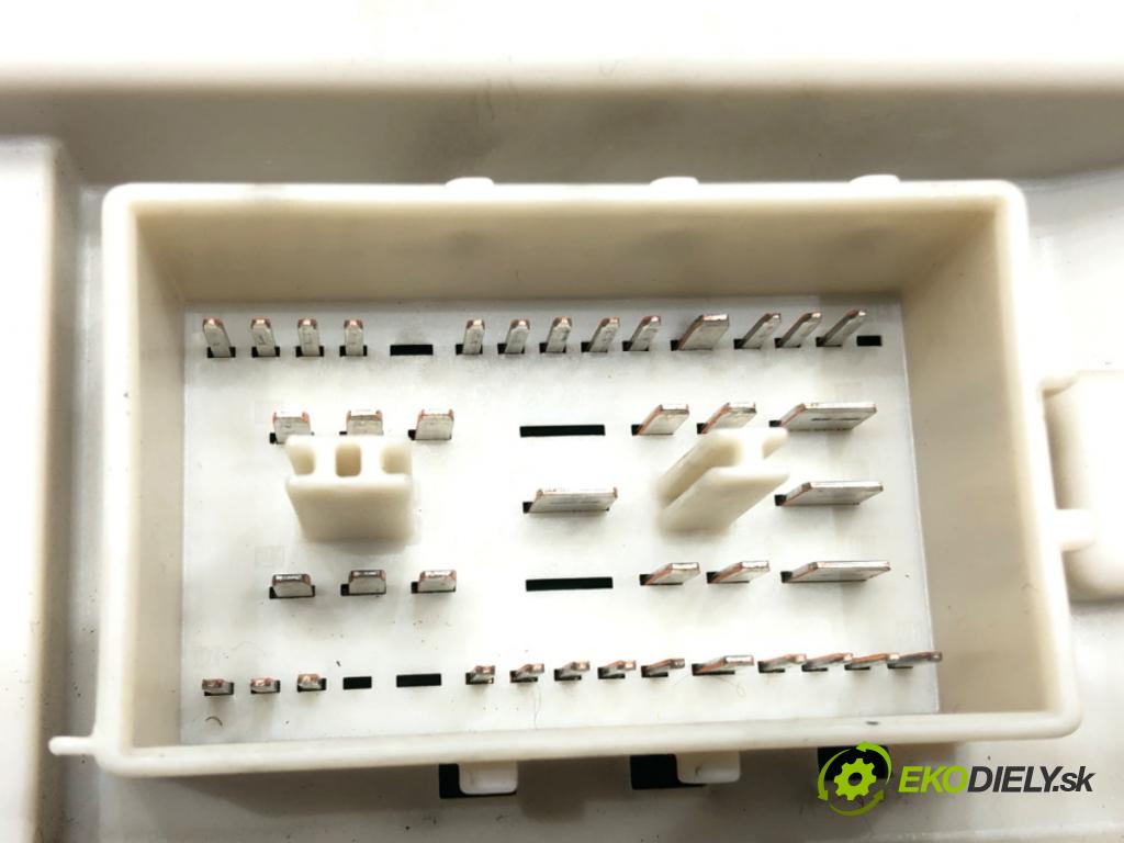 VOLVO V50 (545) 2003 - 2012    2.4 125 kW [170 KM] benzyna 2004 - 2010  skříňka poistková 8690719 (Pojistkové skříňky)